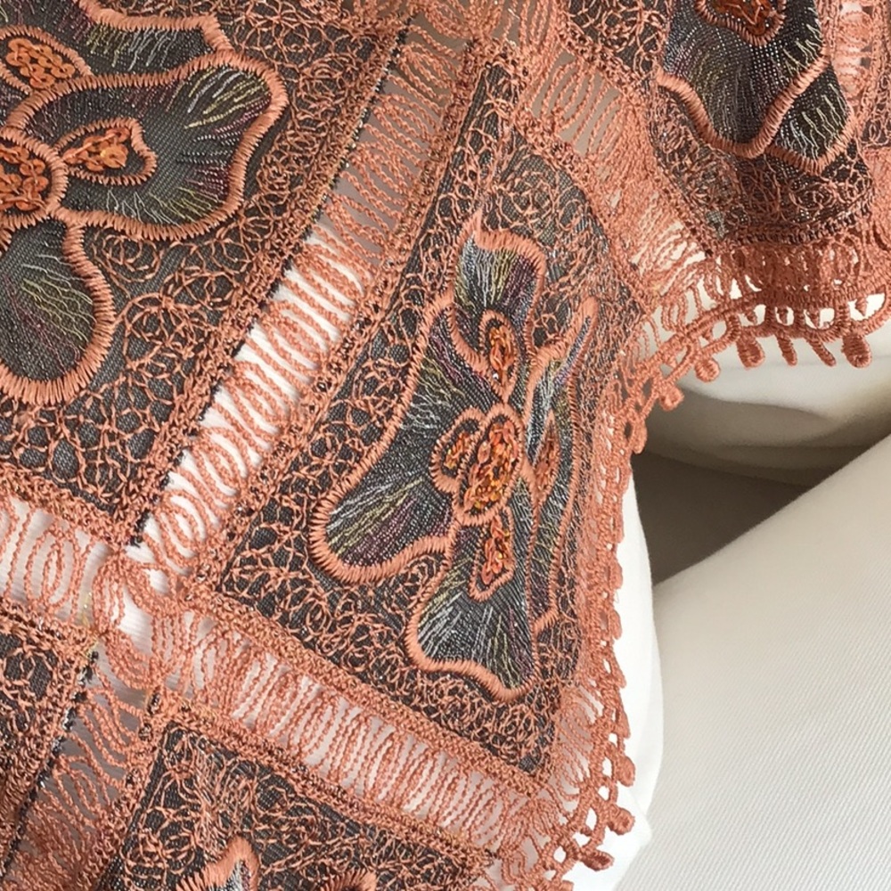 Beautiful table runner - Picture 9 of 14